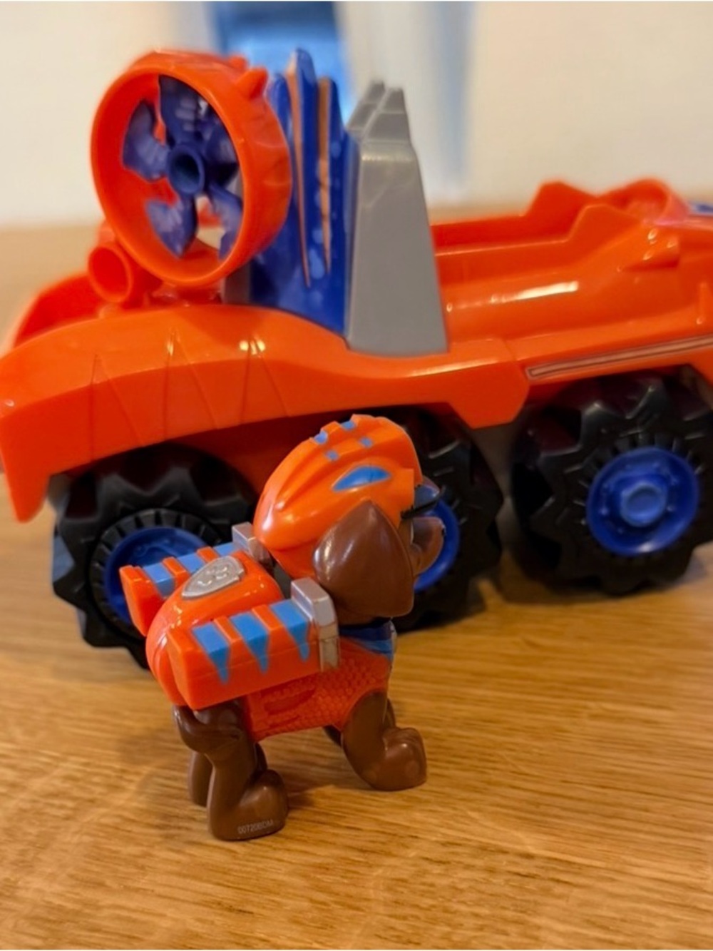 PAW Patrol Dino Rescue Zuma’s Deluxe Rev Up Vehicle, + pup